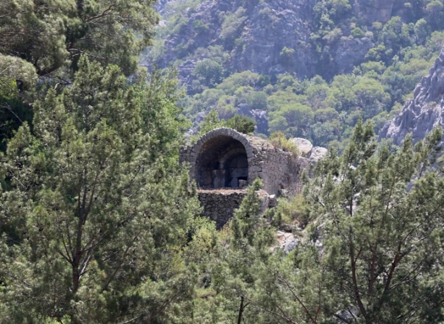 Olympos Antik Kenti'ndeki Kaya Mezarları İlk Kez Ziyarete Açıldı