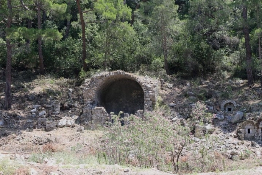 Olympos Antik Kenti'ndeki Kaya Mezarları İlk Kez Ziyarete Açıldı