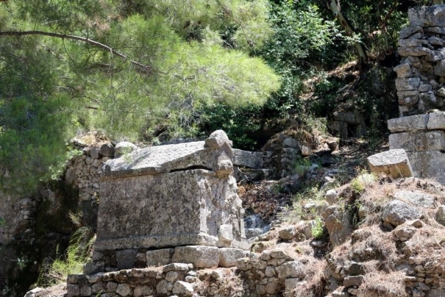 Olympos Antik Kenti'ndeki Kaya Mezarları İlk Kez Ziyarete Açıldı
