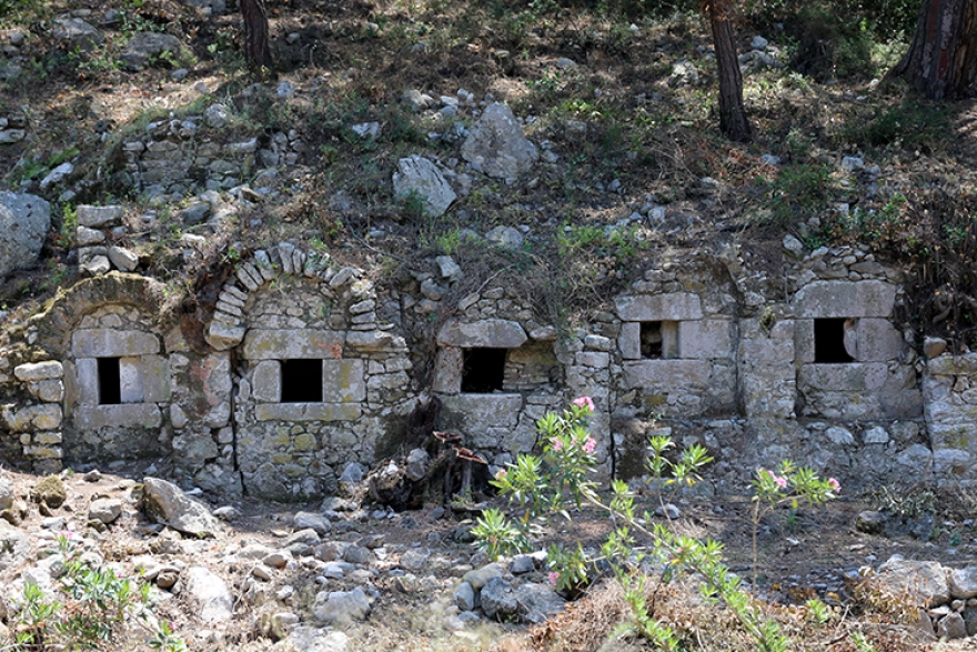 Olympos Antik Kenti'nde Ziyarete İlk Kez Açılan Kaya Mezarları Gezi Rotasına Eklendi