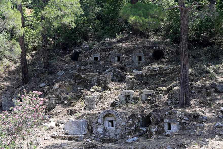 Olympos Antik Kenti'nde Ziyarete İlk Kez Açılan Kaya Mezarları Gezi Rotasına Eklendi