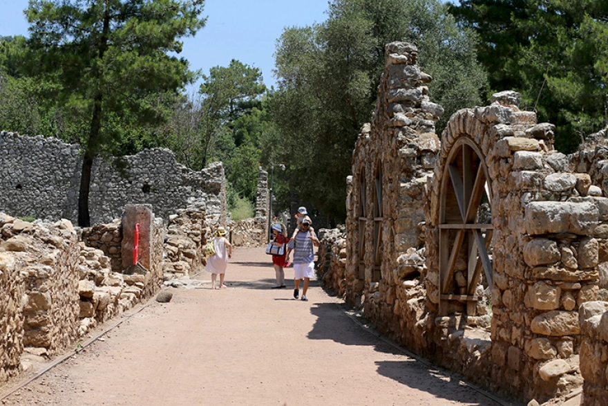 Olympos Antik Kenti'nde Ziyarete İlk Kez Açılan Kaya Mezarları Gezi Rotasına Eklendi