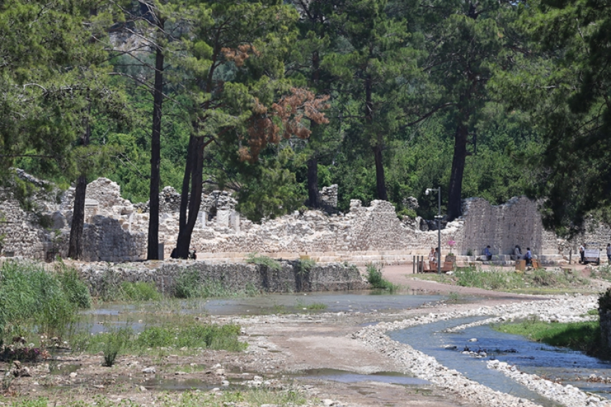 Olympos Antik Kenti'nde Ziyarete İlk Kez Açılan Kaya Mezarları Gezi Rotasına Eklendi