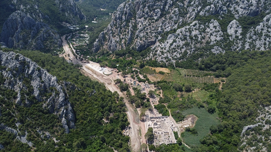 Olympos Antik Kenti'nde Ziyarete İlk Kez Açılan Kaya Mezarları Gezi Rotasına Eklendi