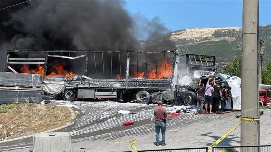 Sakarya'da Üç Tırın Karıştığı Kazada Bir Kişi Yaşamını Yitirdi, İki Kişi Yaralandı