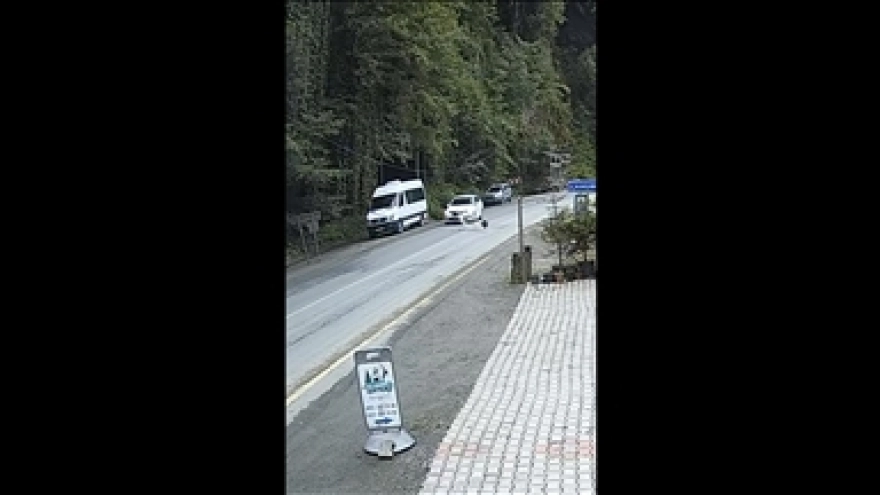 Rize'de Araç Önüne Düşen Kaya Güvenlik Kamerasında