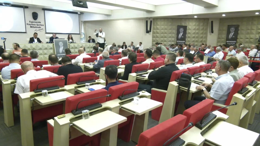 Manisa Büyükşehir Belediye Meclisi, geçirdiği kaza sonrası yaşamını yitiren merhum başkan Ferdi Zeyrek'in yokluğunda ilk kez toplandı. Toplantıya Zeyrek'in yerine Büyükşehir Belediye Başkanı seçilen Besim Dutlulu başkanlık etti. Oturum sonunda konuşan Dut