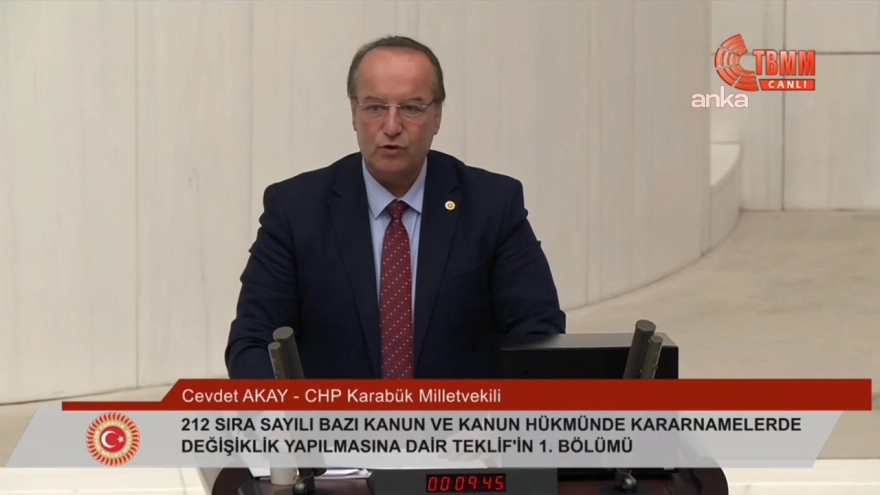 CHP Karabük Milletvekili Cevdet Akay, TBMM'ye çoklu maaş alanların listesini getirdi: Halk yoksullukla boğuşurken bazıları beş maaşla saltanat sürüyor