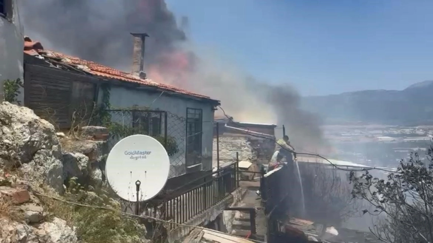 İzmir’de Bahçede Başlayan Yangın Ev ve Depoyu Kullanılamaz Hale Getirdi