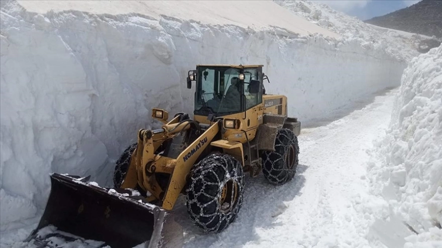 Trabzon'da yayla yollarında karla mücadele çalışmaları yürütülüyor