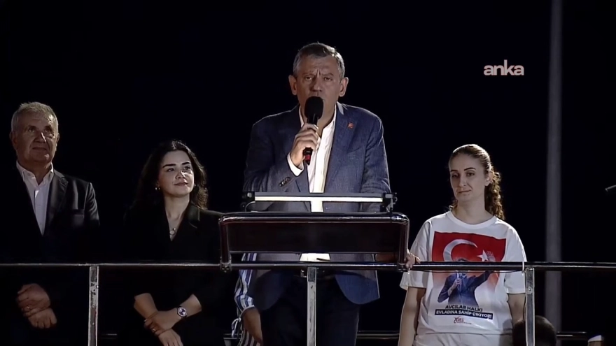 CHP Genel Başkanı Özgür Özel, İBB soruşturması kapsamında hazırlanan son MASAK raporunun hatalı bilgilerle dolu olduğunu belirtti ve Cumhurbaşkanı Recep Tayyip Erdoğan'a hukuk ve adalete dönme çağrısı yaparak, aksi takdirde pişman olacağını ifade etti.