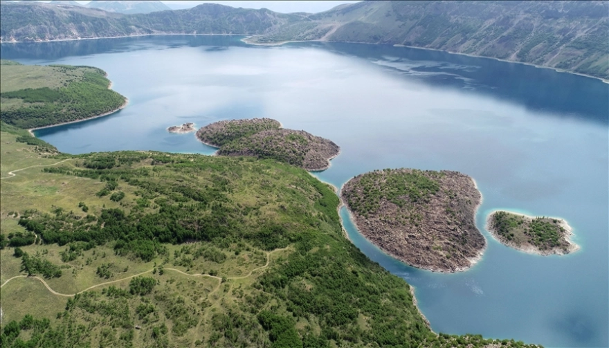 Nemrut Kalderası Mavi ve Yeşil Gölleriyle Ziyaretçileri Büyülüyor