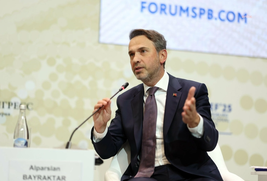 Bakan Bayraktar, St. Petersburg Uluslararası Ekonomi Forumu'nda küresel ve bölgesel krizlerin enerji arz güvenliğinde kaynak çeşitliliğini daha da önemli hale getirdiğini belirtti.