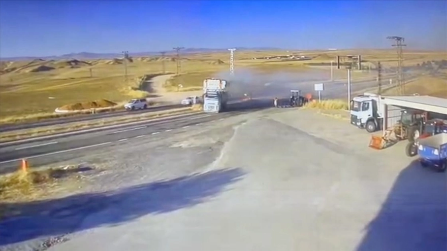 Diyarbakır'da yanan saman yüklü kamyonun akaryakıt istasyonundan geçişi kamerada