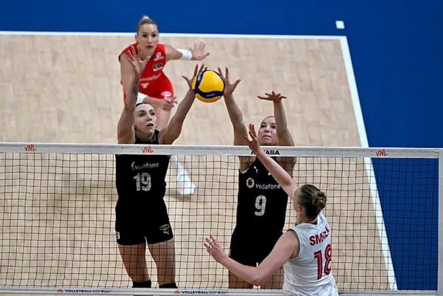 A Milli Kadın Voleybol Takımı, Kanada'ya Set Vermeyerek Milletler Ligi'nde Durdurulamıyor