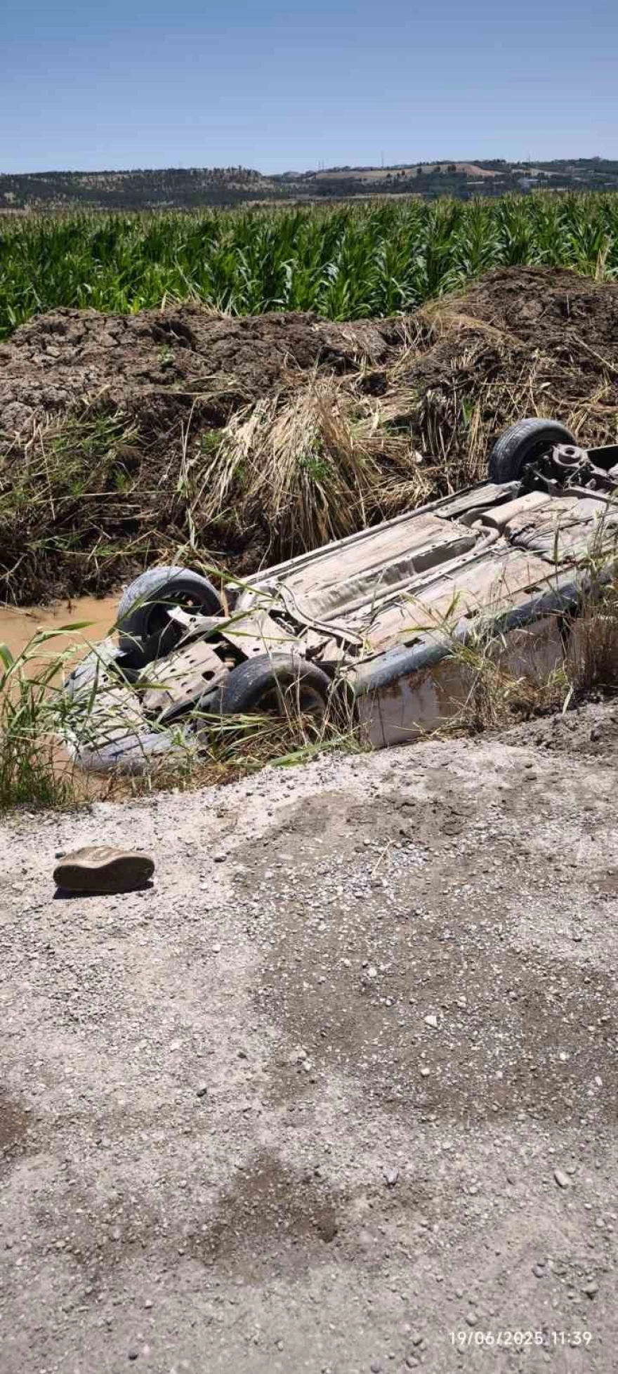 Diyarbakır'da otomobil sulama kanalına düştü, sürücü kurtarıldı