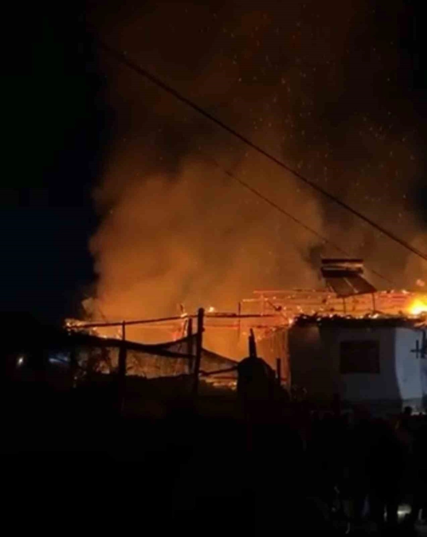 Zile'de Köy Evi Yangında Kül Oldu