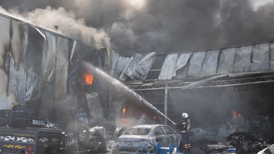Sakarya'da traktör şirketinin deposunda çıkan yangın