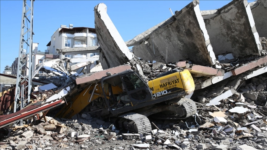 Hatay'da Yıkım Sırasında Ağır Hasarlı Bina İş Makinesinin Üzerine Çöktü
