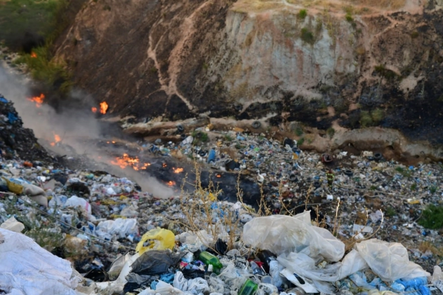 Alaşehir'deki Çöplük Yangınında Bir İtfaiyeci Dumandan Etkilendi