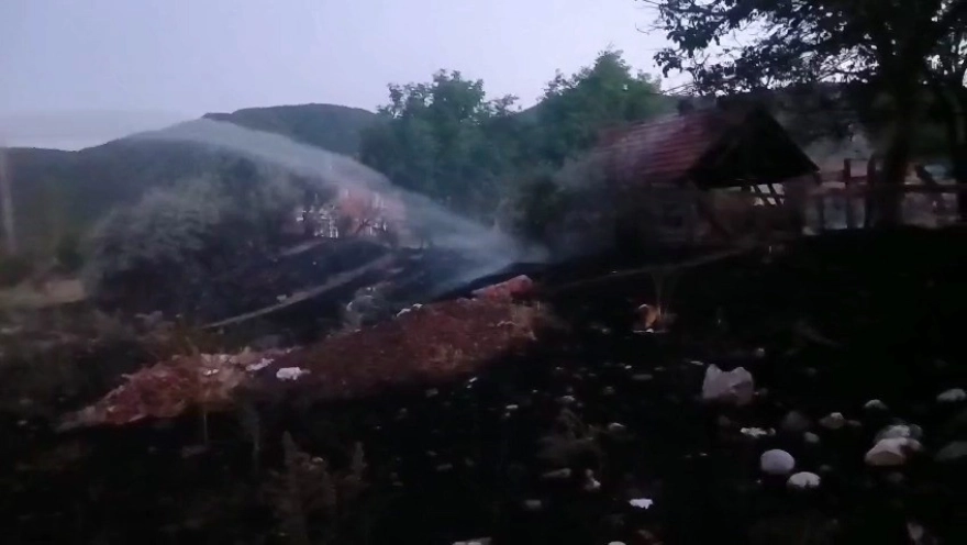 Yangın tarlayı sardı, evlere sıçramadan kontrol altına alındı