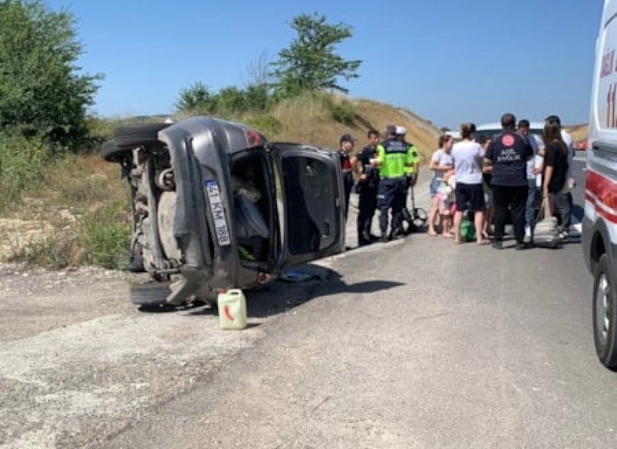 3'ü çocuk 5 kişiyi taşıyan otomobil takla attı