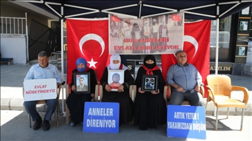 Muş'ta çocuklarına kavuşmayı arzu eden aileler, DEM Parti önündeki eylemlerini sürdürdü.