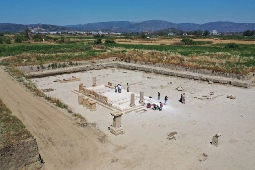 Magnesia'nın Büyük Meydanı Toprağın Altından Çıkarıldı