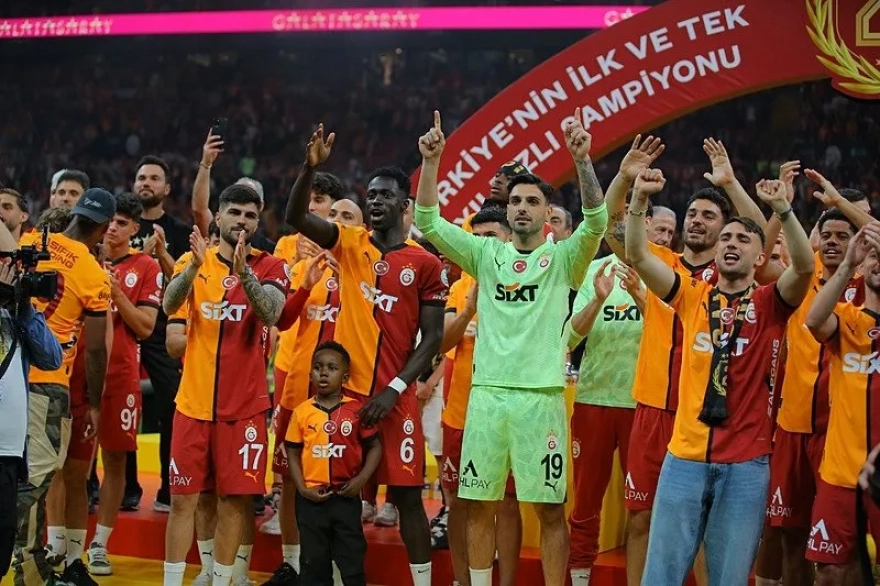 Galatasaray'da Beklenmedik Ayrılık: Yıldız Oyuncu Takımdan Ayrılıyor