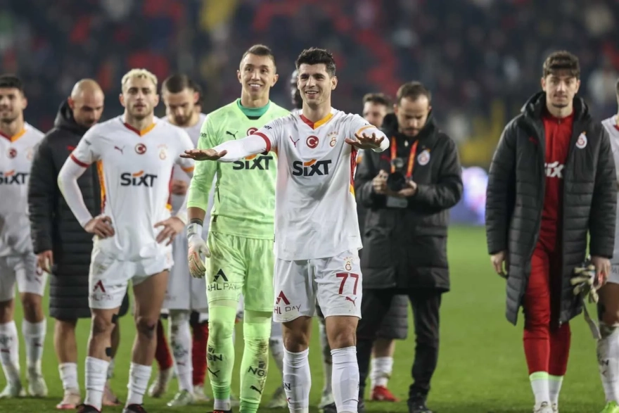 Galatasaray'da Beklenmedik Ayrılık: Yıldız Oyuncu Takımdan Ayrılıyor