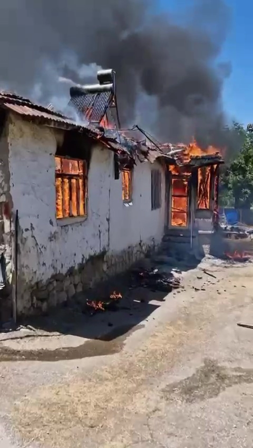 Amasya'da kerpiç bir ev yangında kül oldu