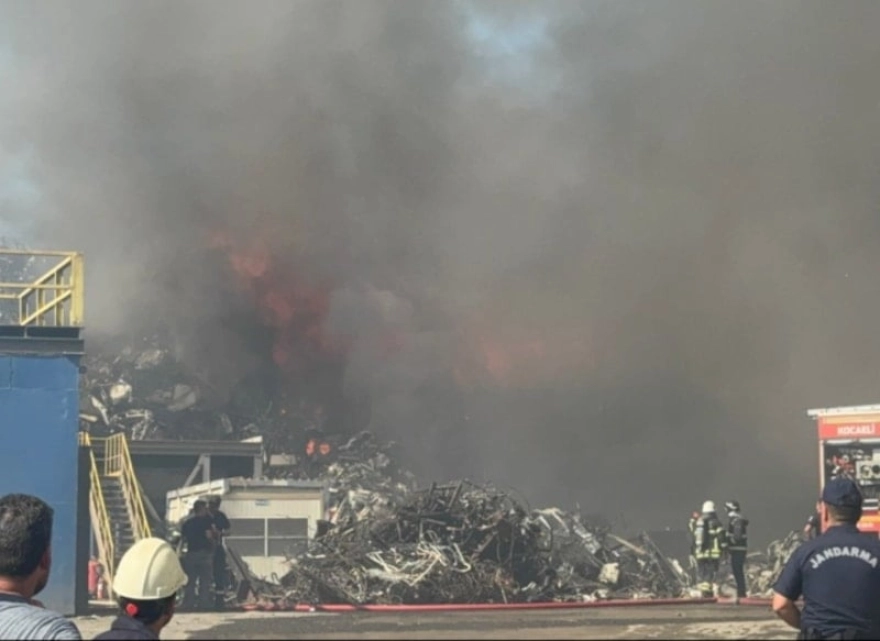 Kocaeli'de Hurda Alanında Yangın