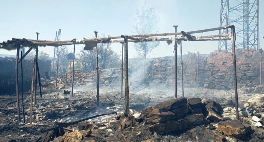 Edirne'de Tarla Yangını Evlere Sıçrayarak Üç Evi Kül Etti