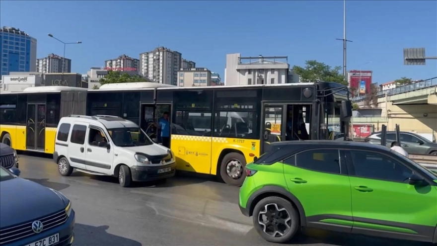Kadıköy'de İETT Otobüsü ve Aracın Karıştığı Kaza Trafik Yoğunluğuna Neden Oldu