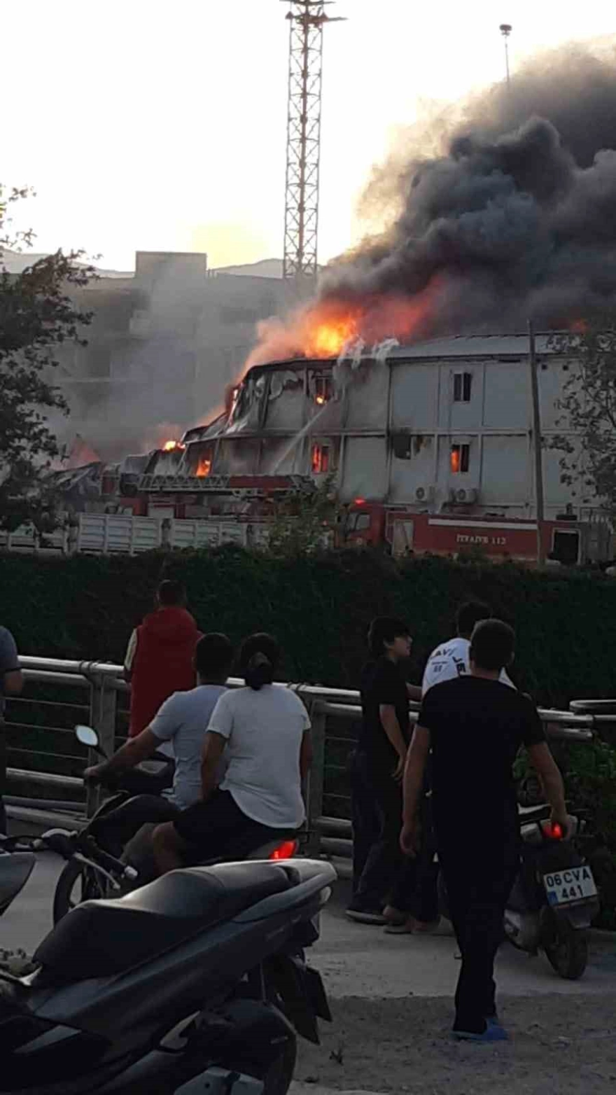 İşçilerin bulunduğu prefabrik yatakhane yangında kül oldu
