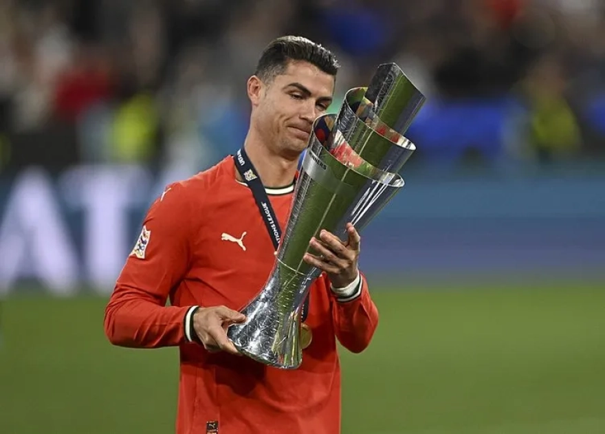 Cristiano Ronaldo, Al Nassr ile Yeni Sözleşme İmzalıyor