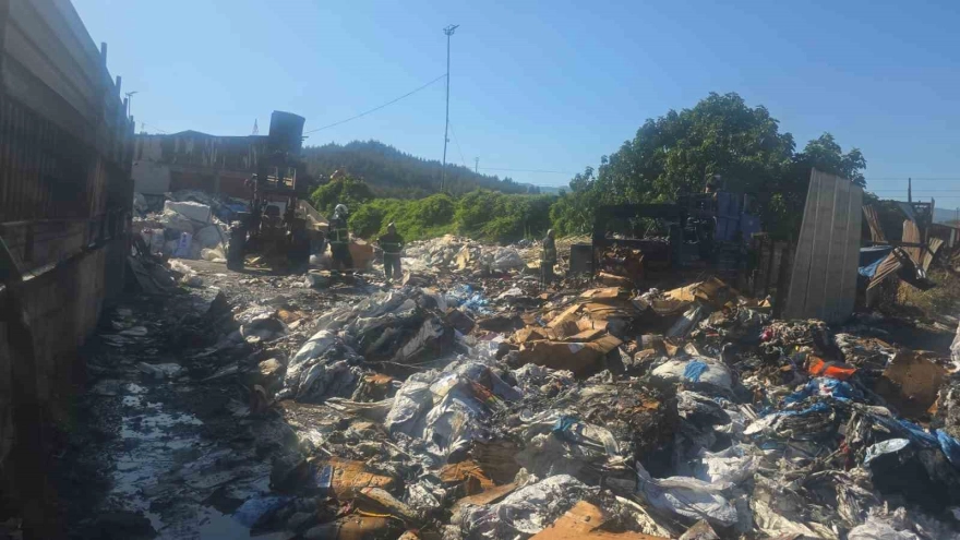 Karabük'te geri dönüşüm deposu yangını söndürüldü