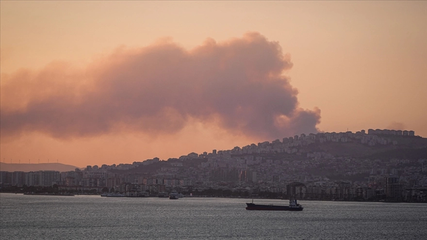 İzmir'de Çöplük Yangını Ormanlık Alanı Sardı
