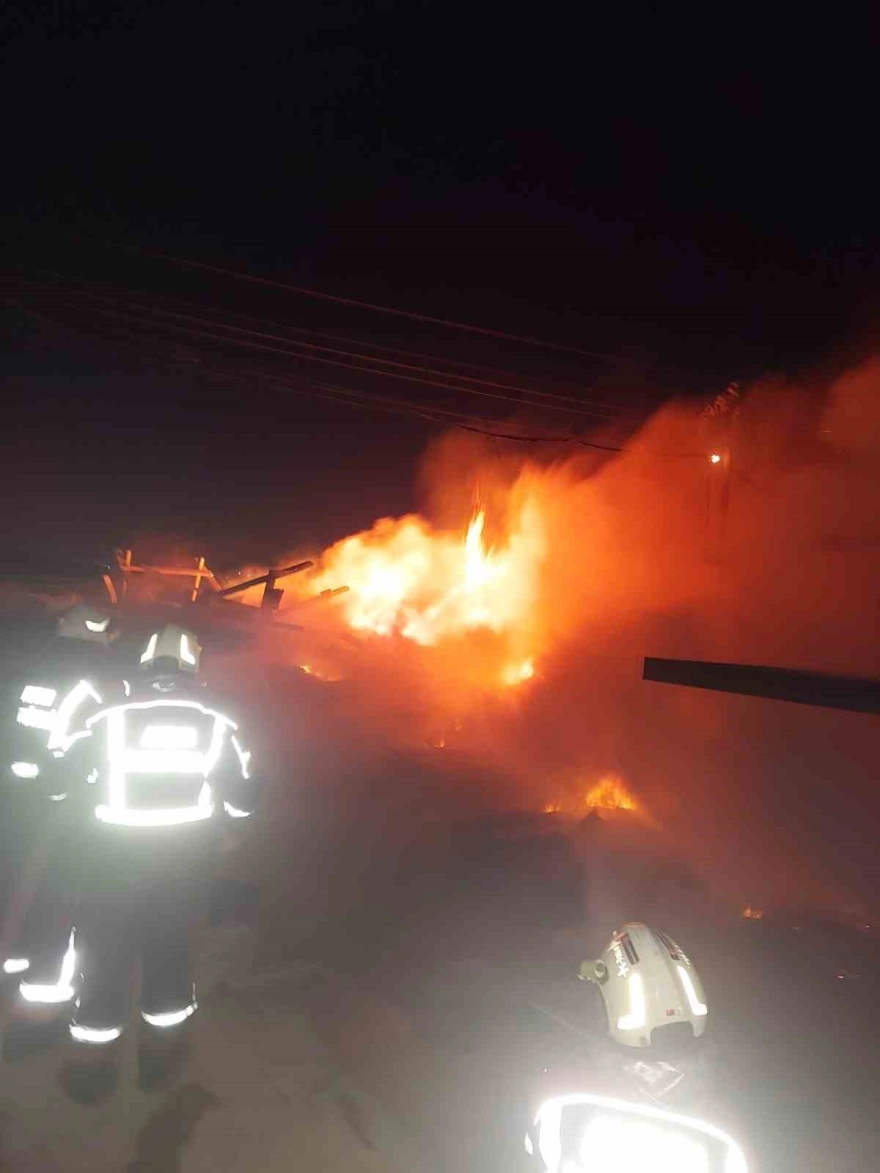 Çeştepe'de depo yangını meydana geldi