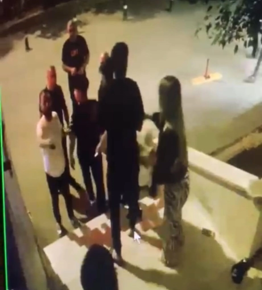 Batman'da 17 yaşındaki genç bıçaklı saldırıya uğradığı anlar kameraya yansıdı