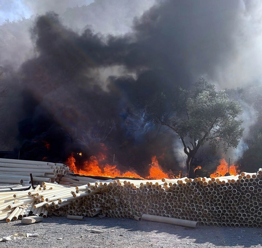 Belediye tesisindeki borular alev aldı, makilik alana yayıldı