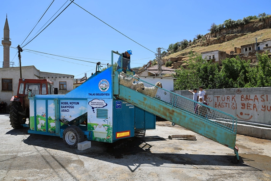 Kayseri'de küçükbaş hayvanlar mobil banyo ile kene dezenfeksiyonu