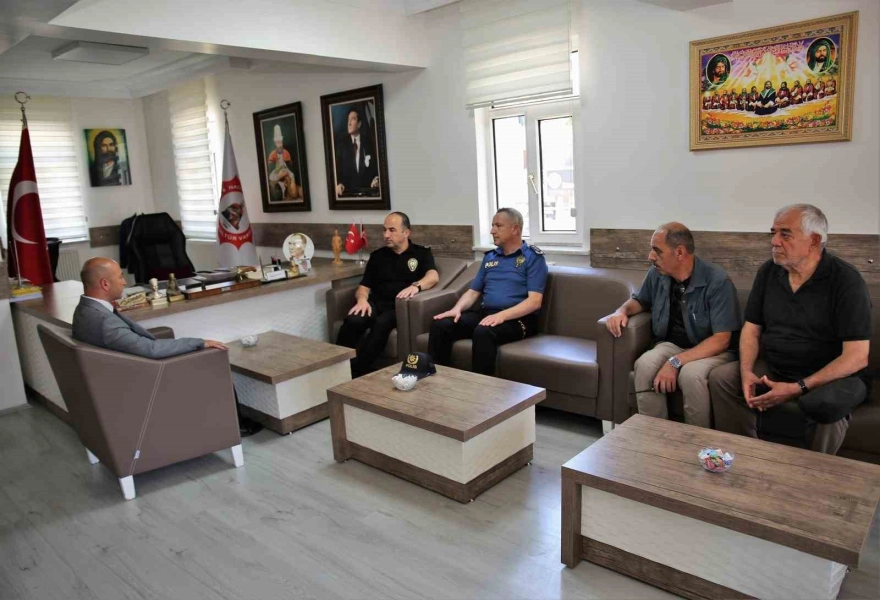 Emniyet Müdürü Yılmaz, personelinin annesinin cenazesine katıldı