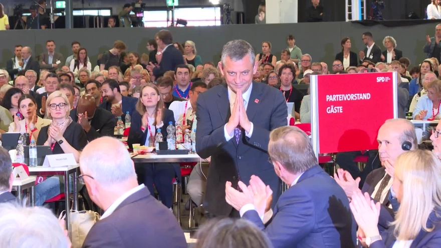 Özgür Özel, Almanya Sosyal Demokrat Partisi Kongresi'nde Ayakta Alkışlandı