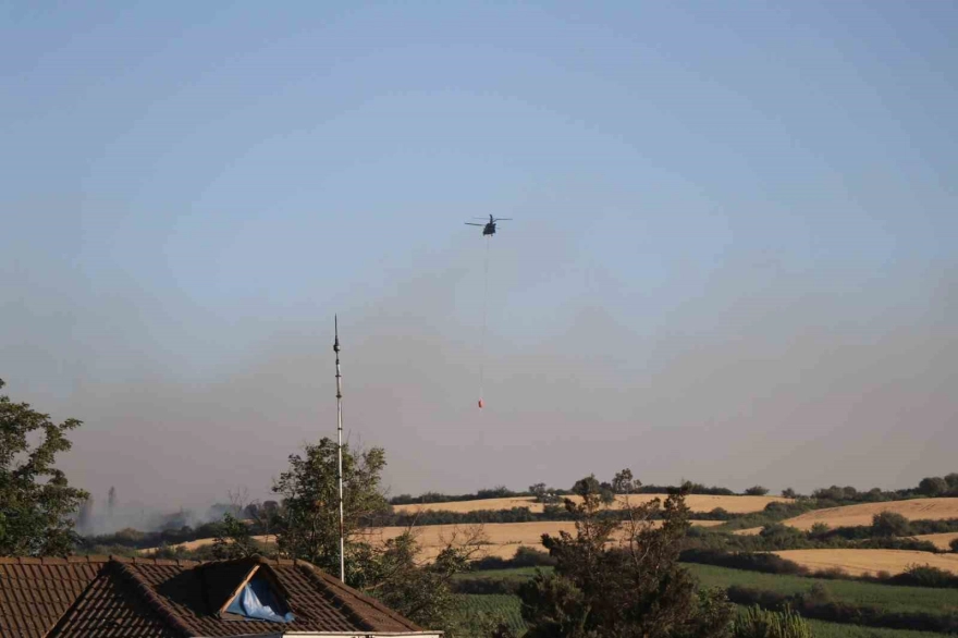 İzmir otoyolu yakınındaki yangına 3 helikopterle müdahale edildi