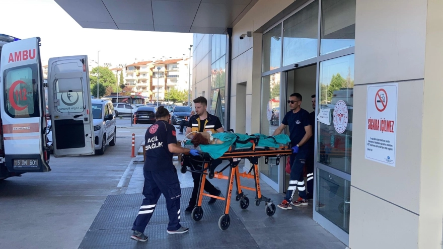 Salda Gölü'nde Boğulma Tehlikesi: Genç Kız Hastaneye Kaldırıldı