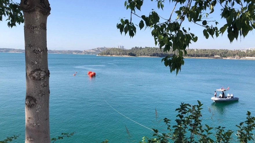 Adana'da göle düşen uçağın enkazı sudan çıkarıldı