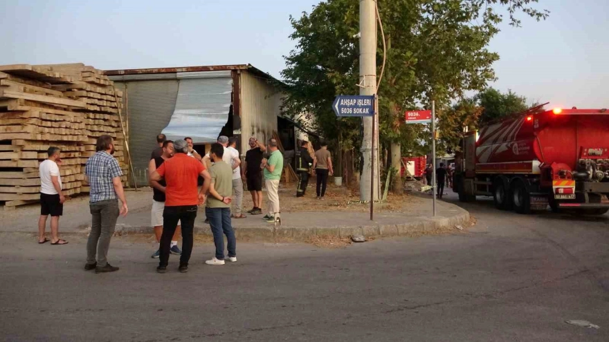 Antalya'da mobilya atölyesindeki yangın büyümeden kontrol altına alındı