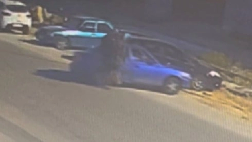 Bursa'da motosikletin otomobille çarpışması kameraya yansıdı