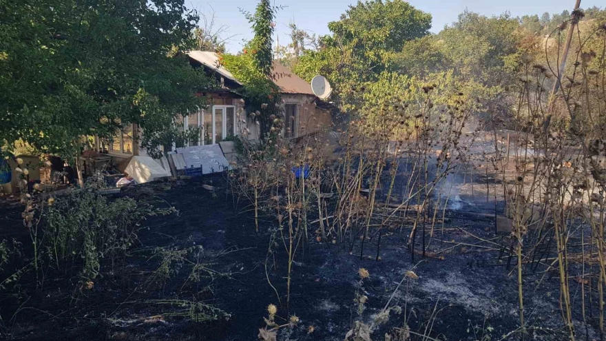 Karabük'te seralar bölgesindeki anız yangını endişe yarattı